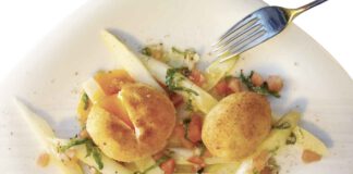 Johann Lafer: Spargelsalat mit gebackenem Ei und Tomaten-Bärlauch-Vinaigrette