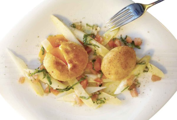 Johann Lafer: Spargelsalat mit gebackenem Ei und Tomaten-Bärlauch-Vinaigrette