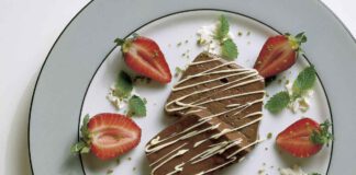 Schokoladen-Terrine mit Erdbeeren