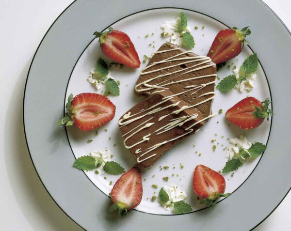 Schokoladen-Terrine mit Erdbeeren