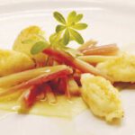 Rhabarberragout mit karamellisiertem Ziegenfrischkäse