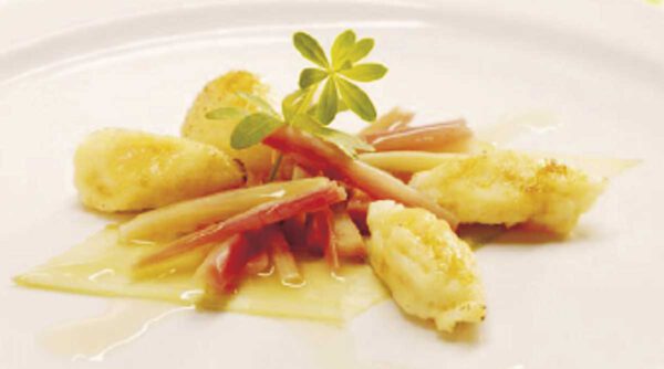 Rhabarberragout mit karamellisiertem Ziegenfrischkäse