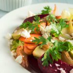 Salat mit südafrikanischen Birnen, warmer Rote Bete und gebratener Suzuk