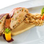 Saltimbocca von der Hähnchenbrust mit Trockenfrüchten auf Selleriepüree und Haselnusscrumble