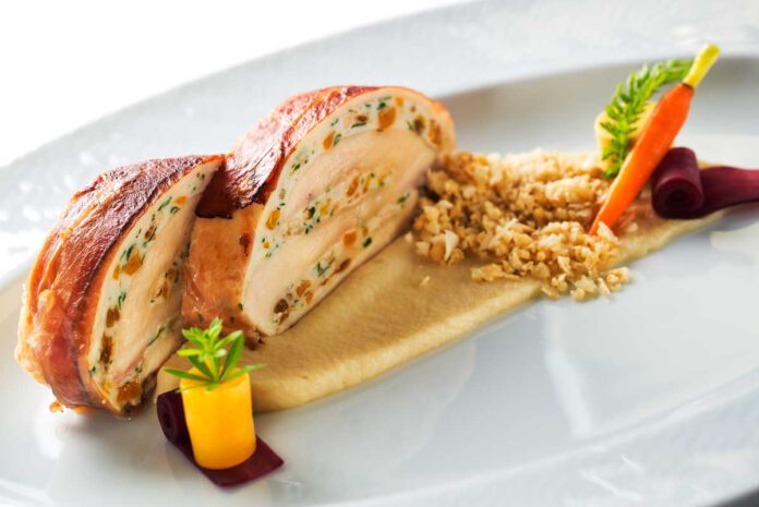 Saltimbocca von der Hähnchenbrust mit Trockenfrüchten auf Selleriepüree und Haselnusscrumble