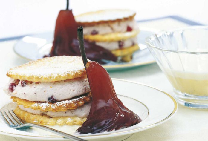 Sauerrahm-Mille-Feuille mit Portweinbirnen