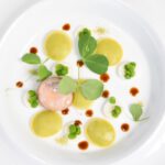 Antonino Montefusco: Raviolini gefüllt mit Erbsen, Kaninchen in Pfeffer-Infusion, Ricotta und Erbsensprossen