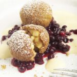 Gebackene Apfelknödel mit Preiselbeer-Gewürz-Ragout und Calvadossabayon