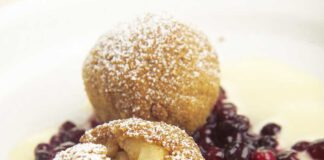 Gebackene Apfelknödel mit Preiselbeer-Gewürz-Ragout und Calvadossabayon