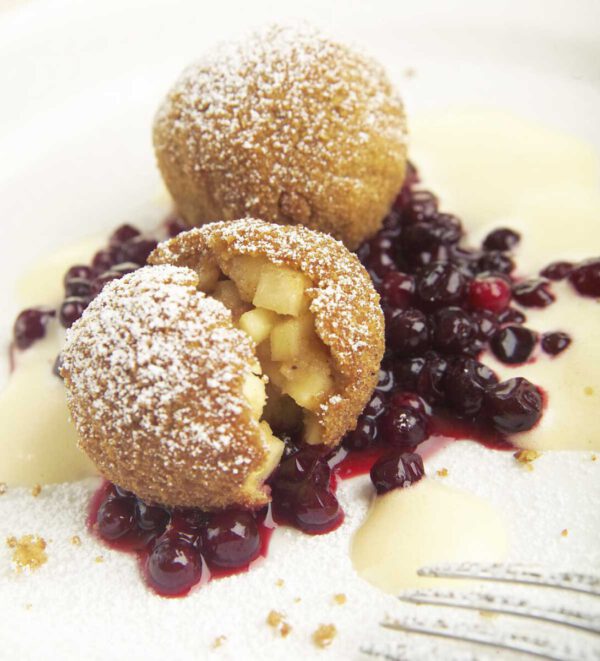 Gebackene Apfelknödel mit Preiselbeer-Gewürz-Ragout und Calvadossabayon