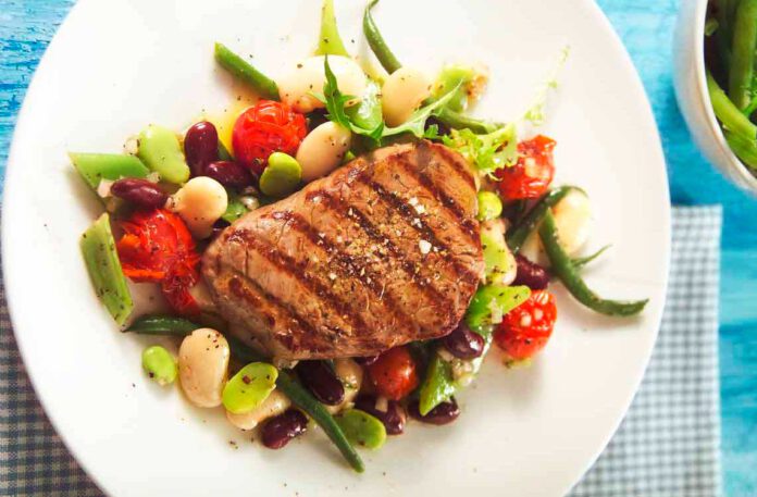 Bunter Bohnensalat mit gegrilltem Rinderfiletsteak