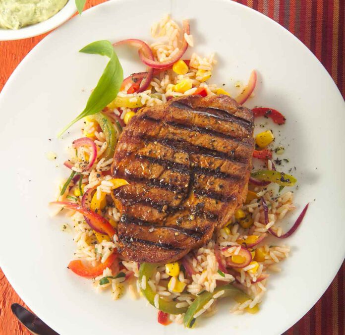 Gegrillte Schweinenackensteak auf Reissalat mit Bärlauchfrischkäse