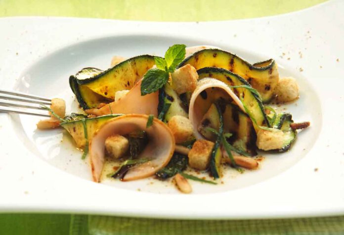 Salat von gegrillten Zucchini mit Minze
