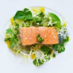 Cornelia Poletto: Pochierter Lachs mit lauwarmem Kartoffelsalat in Orangen Salsa Verde