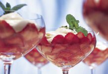 Geeistes Zitronensabayon mit Erdbeeren © Alfons Schuhbeck