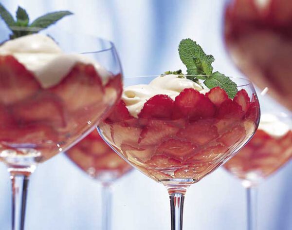 Zitronensabayon Geeistes Zitronensabayon mit Erdbeeren © Alfons Schuhbeck