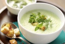 Kräutersuppe mit Brotwürfeln © Alfons Schuhbeck