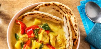 Hähnchen Curry mit buntem Gemüse und Chapati-Brot