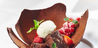 Tricolata-Brownies mit Vanilleeis und Beeren