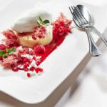 Eisrezept mit Sauerrahm und Himbeeren an Joghurt-Parfait