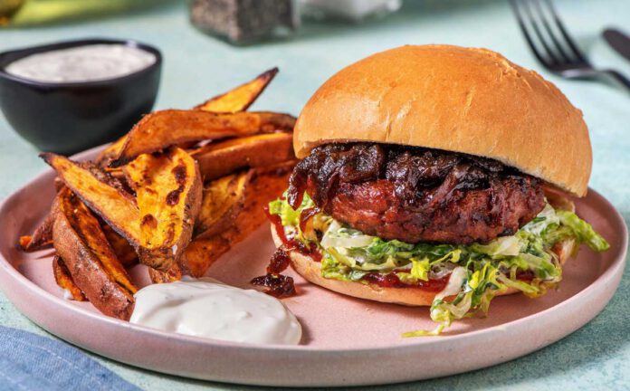 Vegan BBQ Burger mit karamellisierten Zwiebeln