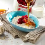 Das veganer Porridge Rezept mit Himbeeren stellt uns Holger Stromberg zum Frühstücken mit Organic Garden zur Verfügung.