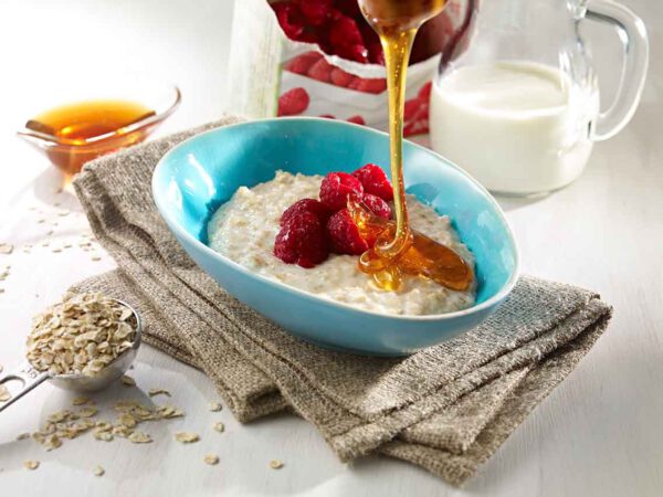 Das veganer Porridge Rezept mit Himbeeren stellt uns Holger Stromberg zum Frühstücken mit Organic Garden zur Verfügung.