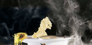 Cremesuppe von heimischen Pilzen, mit Parmesan-Cracker und geschwenktem Gemüse