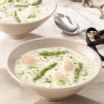 So eine richtig leckere Frühlingssuppe ist diese Spargelsuppe mit Frühlingskräuter als Topping und Lachs.