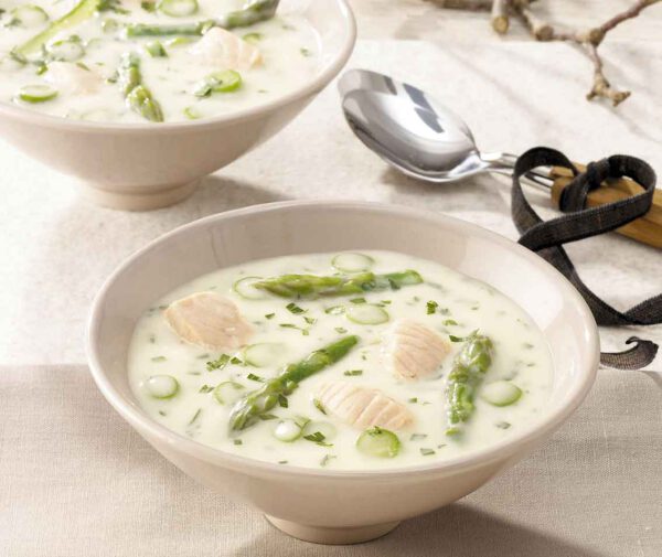 So eine richtig leckere Frühlingssuppe ist diese Spargelsuppe mit Frühlingskräuter als Topping und Lachs.