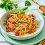 Spaghetti mit Wildlachskaviar und Portwein-Tomaten