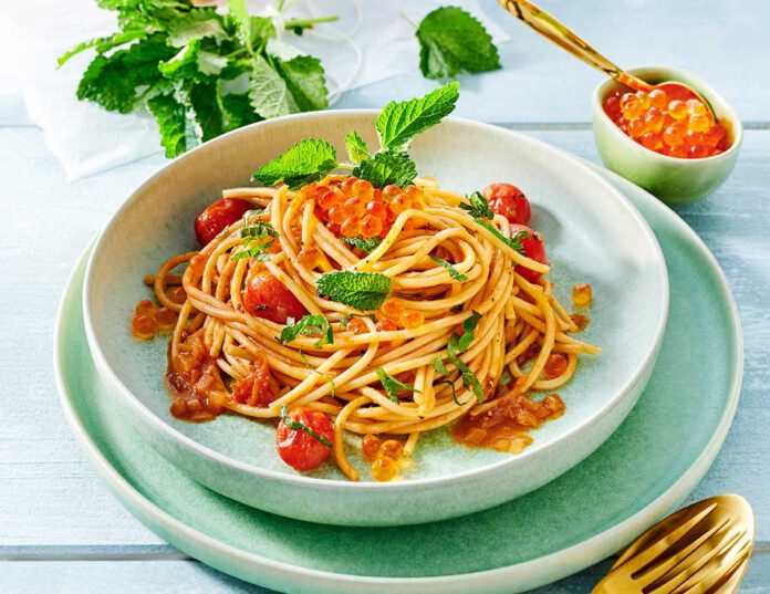 Spaghetti mit Wildlachskaviar und Portwein-Tomaten