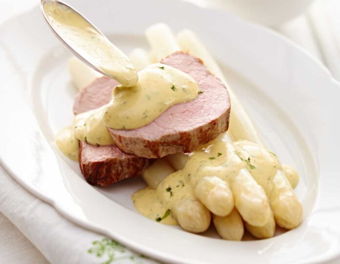 Kalbsfilet mit Kräuterhollandaise auf Spargel