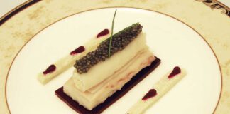 Imperial Kaviar mit Dreierlei vom Stör auf Rote Bete Gelee und Meerrettich Schaum-Mousse
