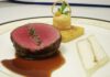 Tranche vom Australischen Wagyu Beef, Jus von Crozes Hermitage mit weißem Zwiebelconfit und Kichererbsenpanisse