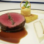 Tranche vom Australischen Wagyu Beef, Jus von Crozes Hermitage mit weißem Zwiebelconfit und Kichererbsenpanisse