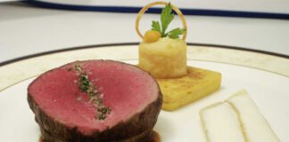 Tranche vom Australischen Wagyu Beef, Jus von Crozes Hermitage mit weißem Zwiebelconfit und Kichererbsenpanisse