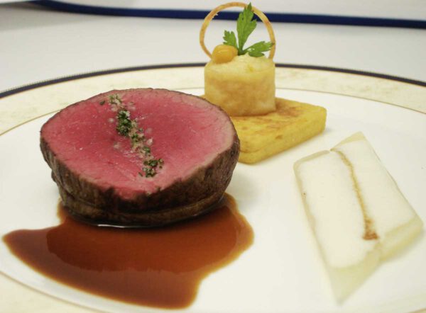 Tranche vom Australischen Wagyu Beef, Jus von Crozes Hermitage mit weißem Zwiebelconfit und Kichererbsenpanisse