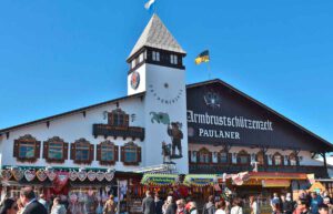 München Oktoberfest: Dirndl, Lederhosen, frisch gezapfte Maß Bier