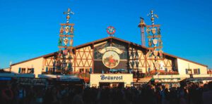 München Oktoberfest: Dirndl, Lederhosen, frisch gezapfte Maß Bier