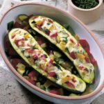 Griechische gefüllte Zucchini