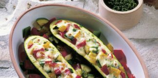 Griechische gefüllte Zucchini