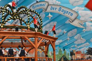 München Oktoberfest: Dirndl, Lederhosen, frisch gezapfte Maß Bier