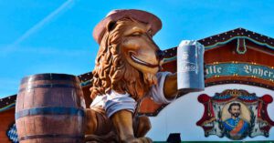 München Oktoberfest: Dirndl, Lederhosen, frisch gezapfte Maß Bier