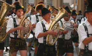 München Oktoberfest: Dirndl, Lederhosen, frisch gezapfte Maß Bier