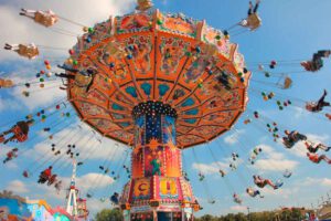 München Oktoberfest: Dirndl, Lederhosen, frisch gezapfte Maß Bier