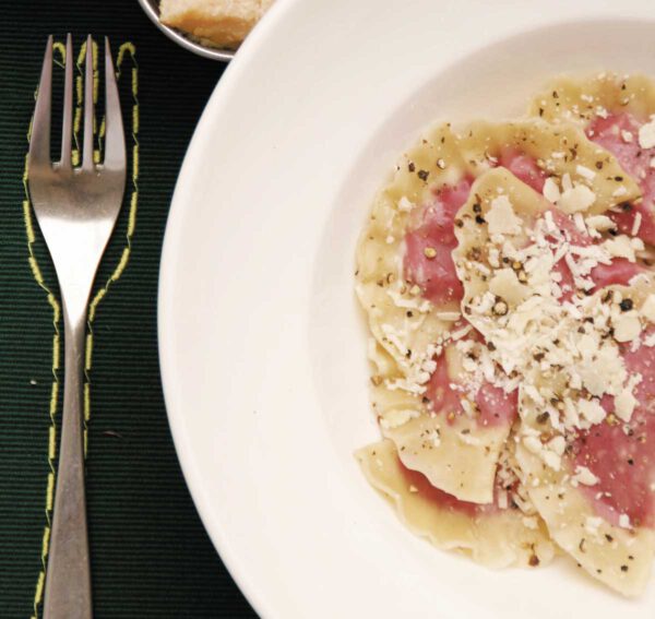 Rote-Bete-Ravioli Cacio e Pepe