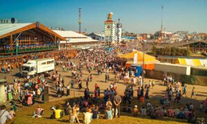 München Oktoberfest: Dirndl, Lederhosen, frisch gezapfte Maß Bier