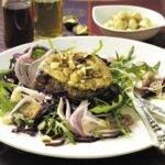 Herbstsalat mit Pfeffersteak im Macadamiamantel