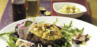 Herbstsalat mit Pfeffersteak im Macadamiamantel